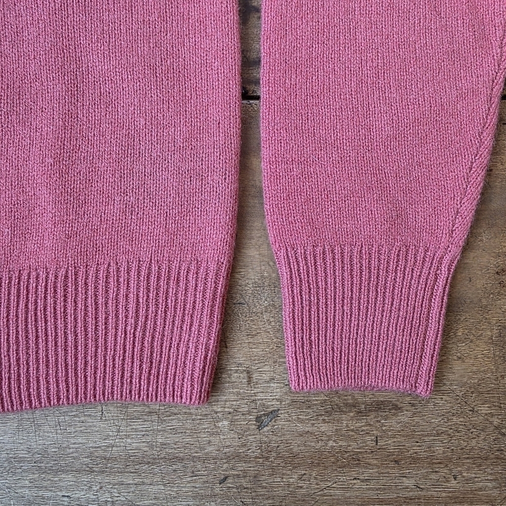 New With Tags: UNIQLO Premium Lambswool Crew Neck Sweater– Size XS – Salmon Pink - Picture 3 of 7